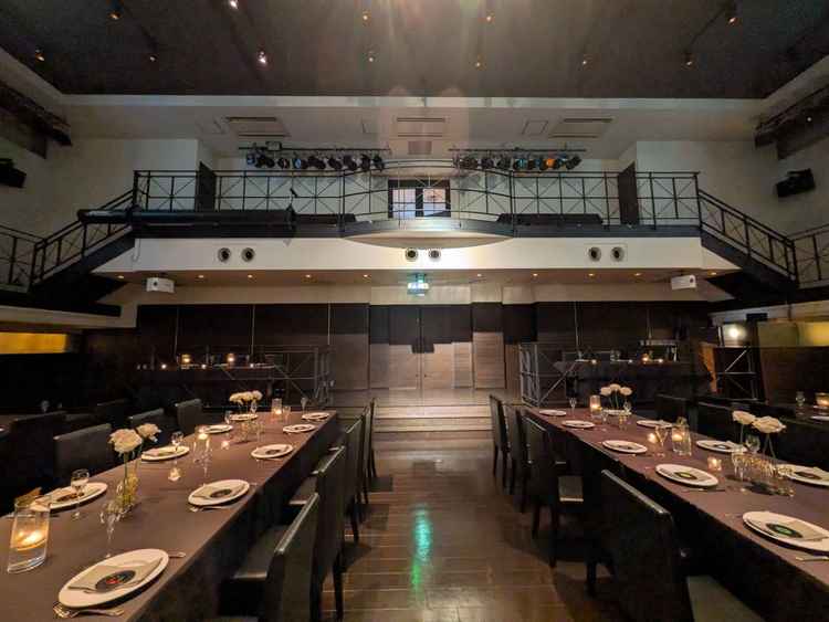 二つ目の披露宴会場の写真。シックな大人の雰囲気でスクリーンが大きいのが印象的でした。