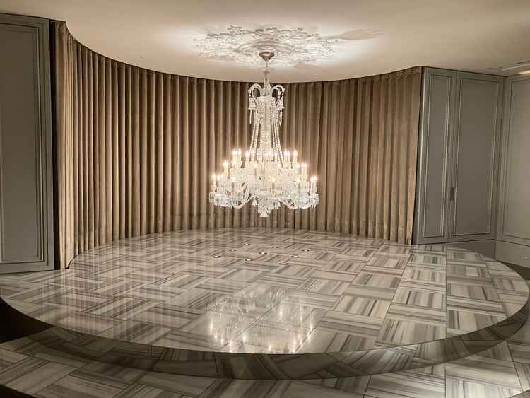 チャペルのシャンデリア。思ったよりも近い位置にあって驚き。