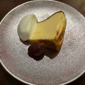 濃厚で生クリームや胡桃とよく合うチーズケーキで美味しかったです。