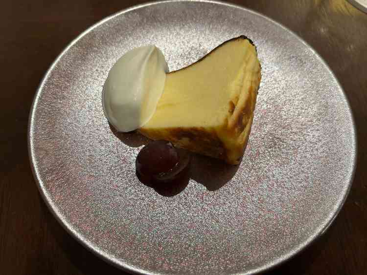 濃厚で生クリームや胡桃とよく合うチーズケーキで美味しかったです。