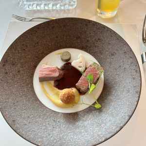 肉料理。料理は和の要素を取り入れたオリジナルスタイル。