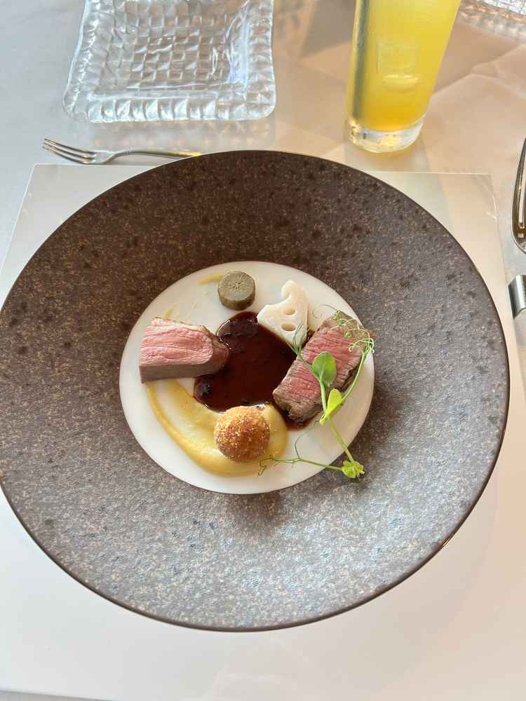 肉料理。料理は和の要素を取り入れたオリジナルスタイル。