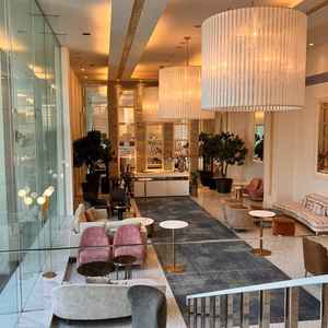 大きな窓で開放感がありつつ、上品な可愛らしさもあり、待ち時間も写真を撮って楽しめそうな空間でした。