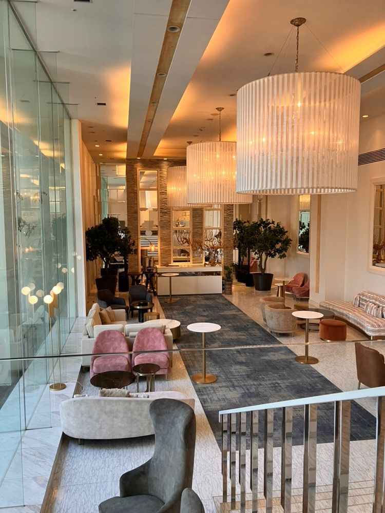 大きな窓で開放感がありつつ、上品な可愛らしさもあり、待ち時間も写真を撮って楽しめそうな空間でした。