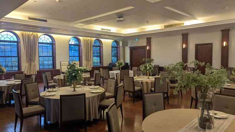 上の階にある広い披露宴会場は窓が印象的で、開放感があり、素敵だった。