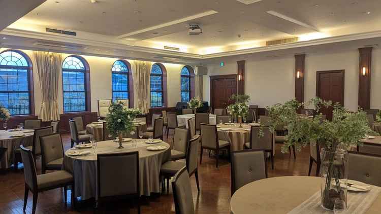 上の階にある広い披露宴会場は窓が印象的で、開放感があり、素敵だった。