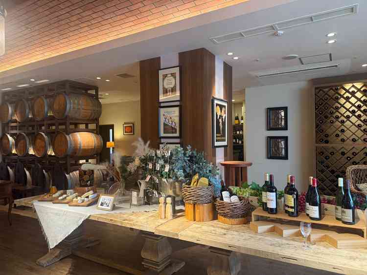 披露宴会場でも自分たちで1から装飾も可能だが、初期設定で写真や装飾なども用意されており安心です。