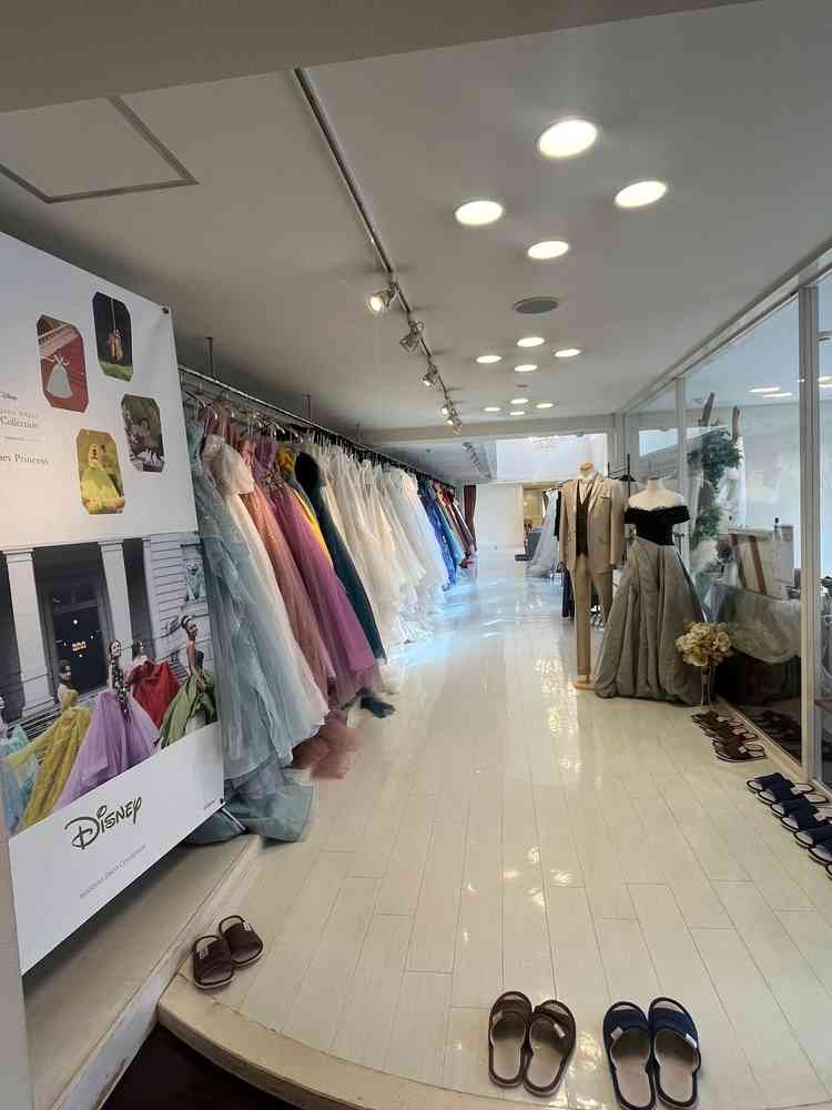ドレスサロンには、ディズニー公式のドレスも置いているとのことでした。