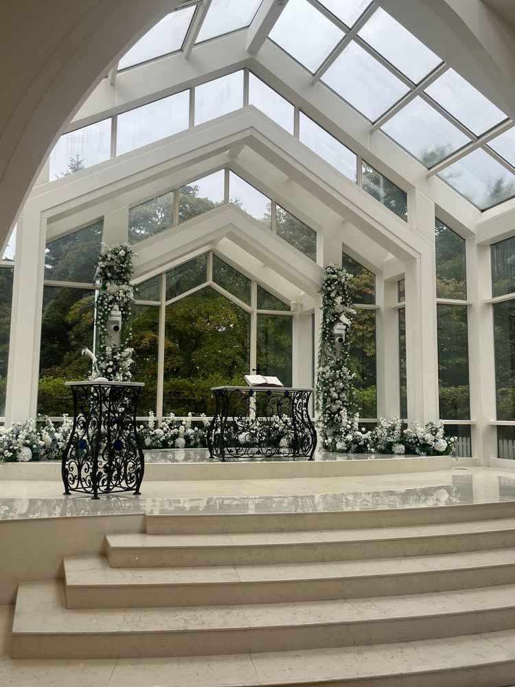 チャペルはバージンロードはとても長くガラス張りで圧迫感もなく神聖な雰囲気でした。