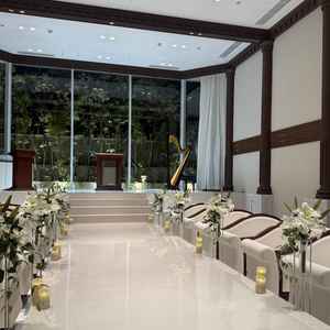 チャペルです。どの席からもよく見えるようにバージンロードが少し高い位置にありました。