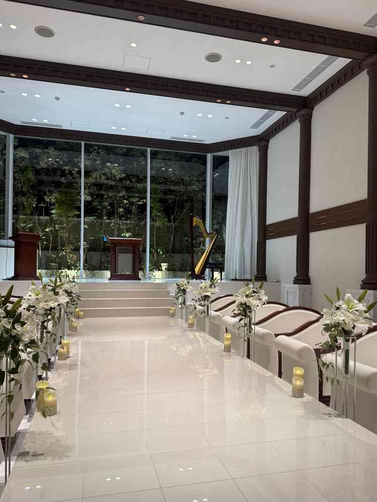 チャペルです。どの席からもよく見えるようにバージンロードが少し高い位置にありました。