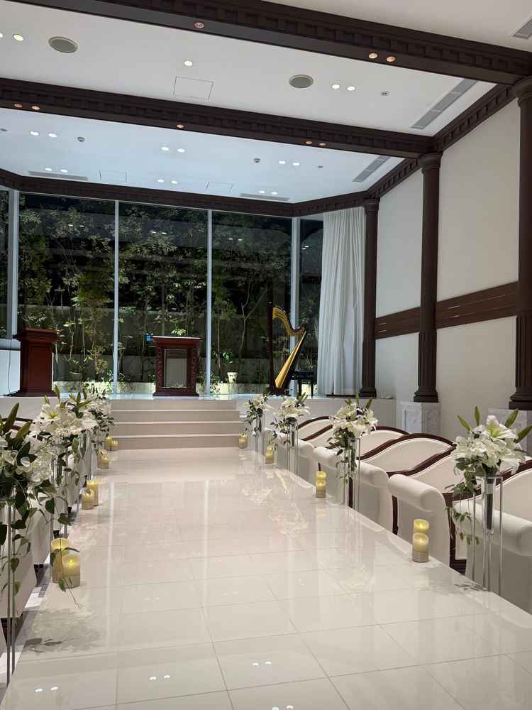 チャペルです。どの席からもよく見えるようにバージンロードが少し高い位置にありました。