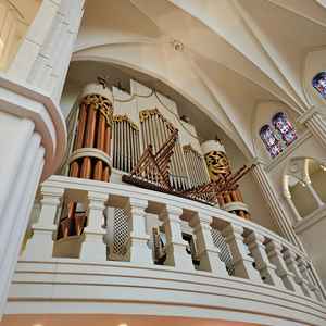 オルガンも本物。実際に聴いたらその重厚間に圧倒されると思う。