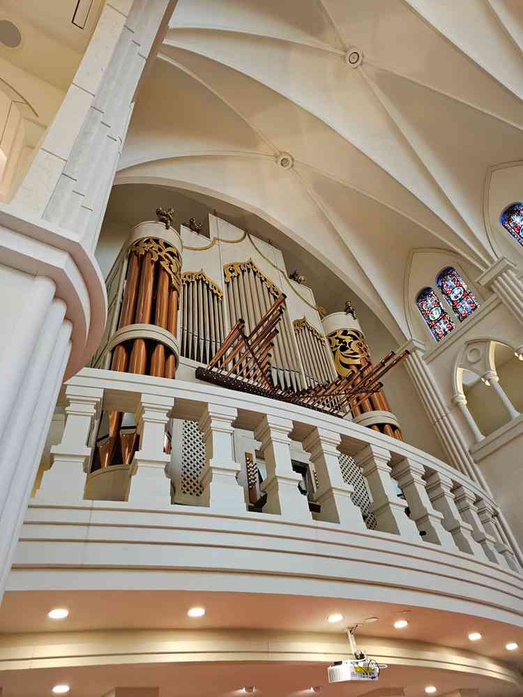 オルガンも本物。実際に聴いたらその重厚間に圧倒されると思う。