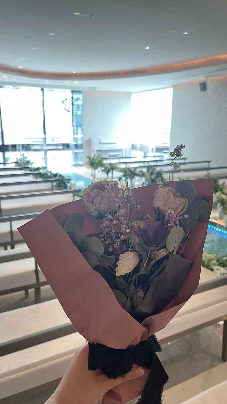 チャペルのバージンロードは水が流れているみたいで綺麗でした！またサプライズでお花をいただきました！