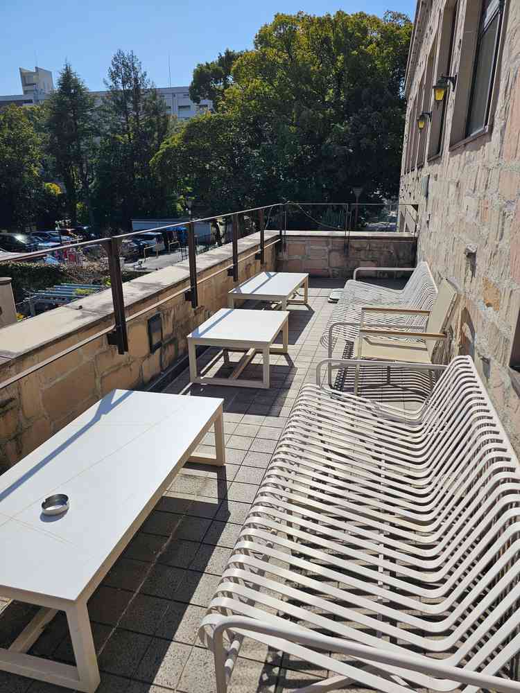 犬を遊ばせるスペースにも喫煙所にも使えるため良いと思いました。