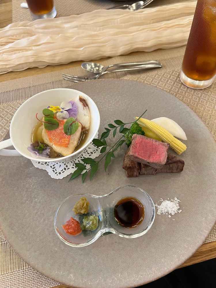 試食では、お肉とお魚料理を食べました。アレルギーとは別に、苦手な食材にも対応していただけました。
