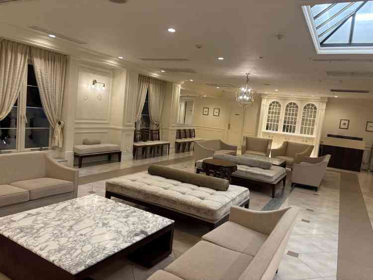 待合室の写真。広さがあるため、ゆったりとした時間が過ごせそうでした。