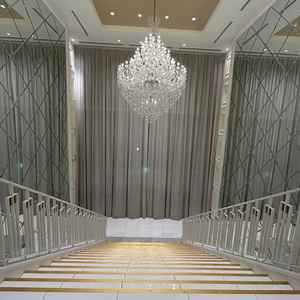 挙式後のブーケトスなどを行う階段