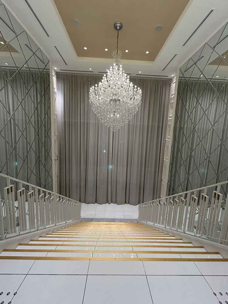 挙式後のブーケトスなどを行う階段