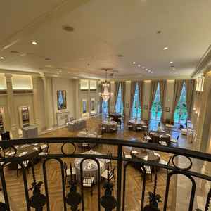 全ての部屋の天井が高く気持ちよく過ごせる会場。右奥のキッズスペースのように持ち込みの自由度もあり