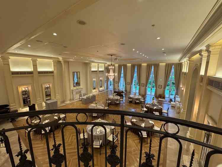 全ての部屋の天井が高く気持ちよく過ごせる会場。右奥のキッズスペースのように持ち込みの自由度もあり