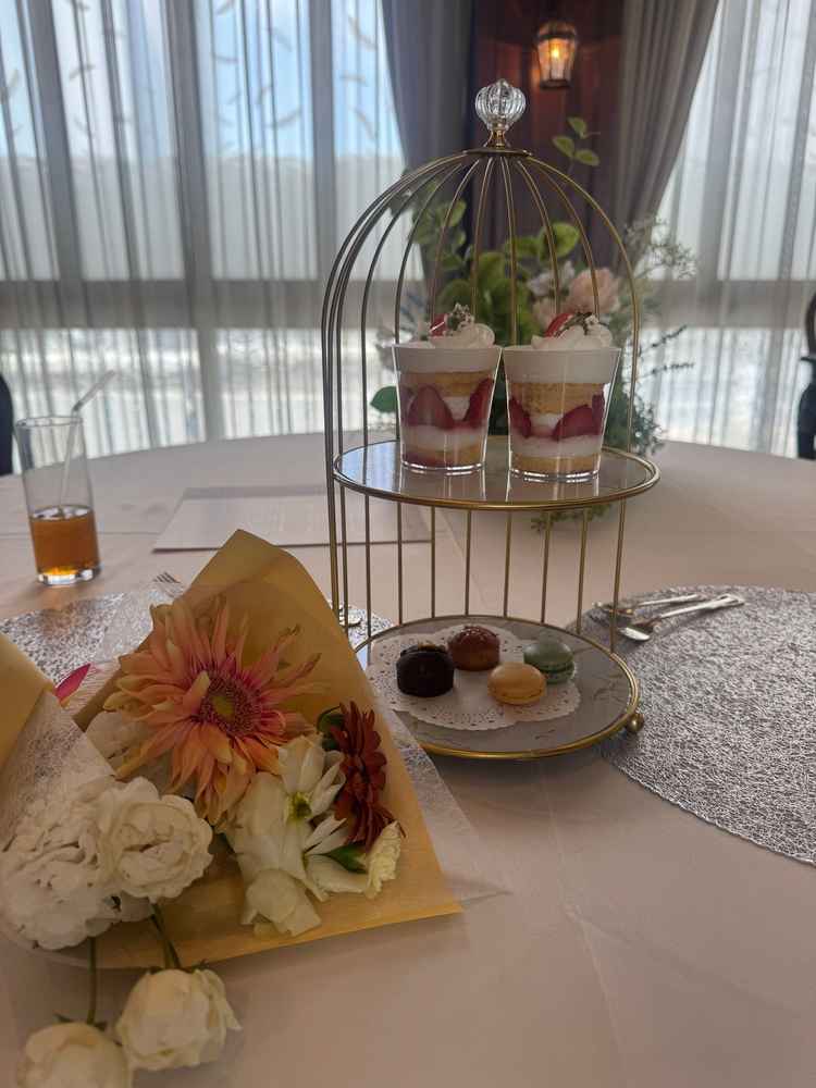 スイーツはお洒落でした。お花のプレゼントもいただき嬉しかったです。