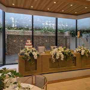 高砂の後ろは大きな窓がとても開放的だった。窓のおかげか、とても明るい会場でした。