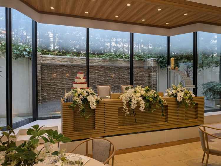 高砂の後ろは大きな窓がとても開放的だった。窓のおかげか、とても明るい会場でした。