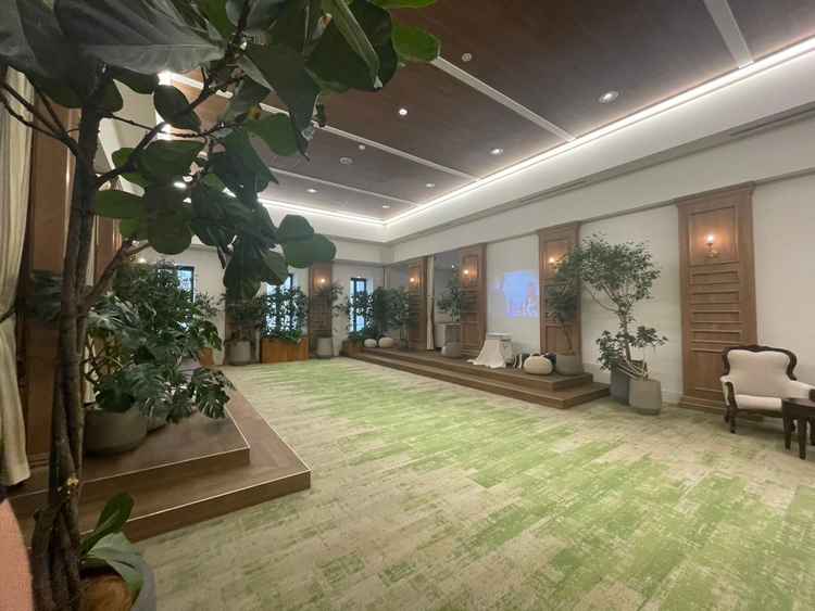 チャペル手前の空間、左右にに休憩できるソファあり