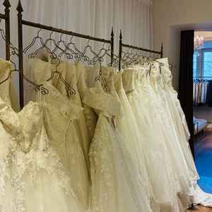 施設併設の衣裳ルーム たくさんのドレスが揃えられていてカラードレスもたくさんあった