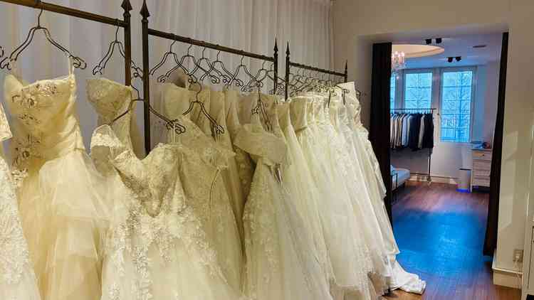 施設併設の衣裳ルーム たくさんのドレスが揃えられていてカラードレスもたくさんあった