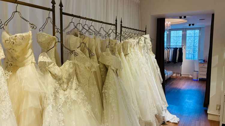 施設併設の衣裳ルーム たくさんのドレスが揃えられていてカラードレスもたくさんあった