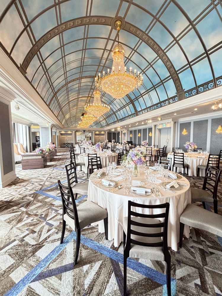 披露宴会場(ギンガ)広く、天井も高くて開放的。写真では天井はガラス張りかと思っていましたが、絵でした