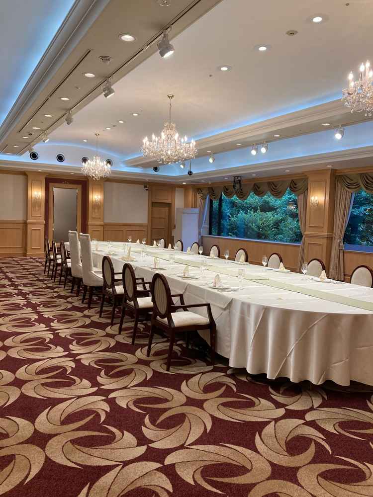 会場の１つです。晴れの日は窓から自然光が入り温かい雰囲気で食事を楽しめます。内装も豪華です。
