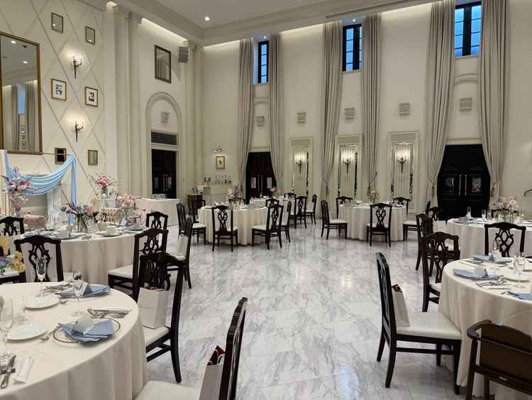 白を基調とした開放感と奥行きのある披露宴会場。