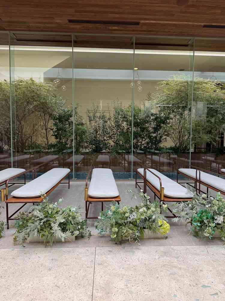 式場。全面ガラス面でとても広く感じました。グリーンもとても素敵でプライベートな空間だなと感じました。