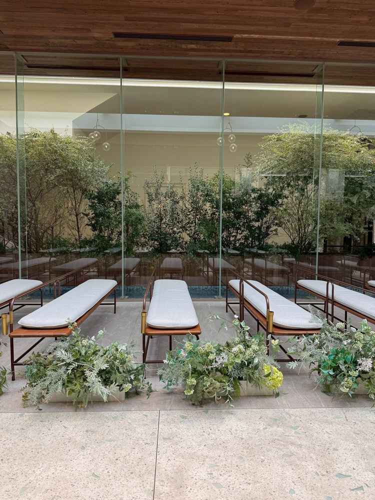 式場。全面ガラス面でとても広く感じました。グリーンもとても素敵でプライベートな空間だなと感じました。