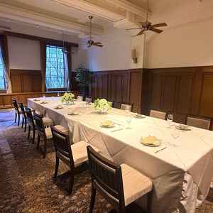 披露宴会場です。少人数で落ち着いて過ごせそうな空間でした。