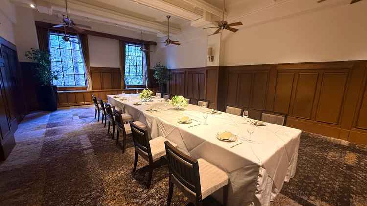 披露宴会場です。少人数で落ち着いて過ごせそうな空間でした。