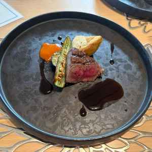 試食のプレートをいただきました。お肉がすごく柔らかくソースも口に合いました。決め手になりそうです。
