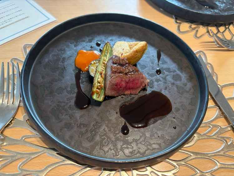 試食のプレートをいただきました。お肉がすごく柔らかくソースも口に合いました。決め手になりそうです。