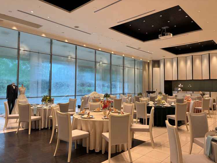 もう一つの披露宴会場はきちっとされている雰囲気でスクリーンも3面と1面と大きかったです。