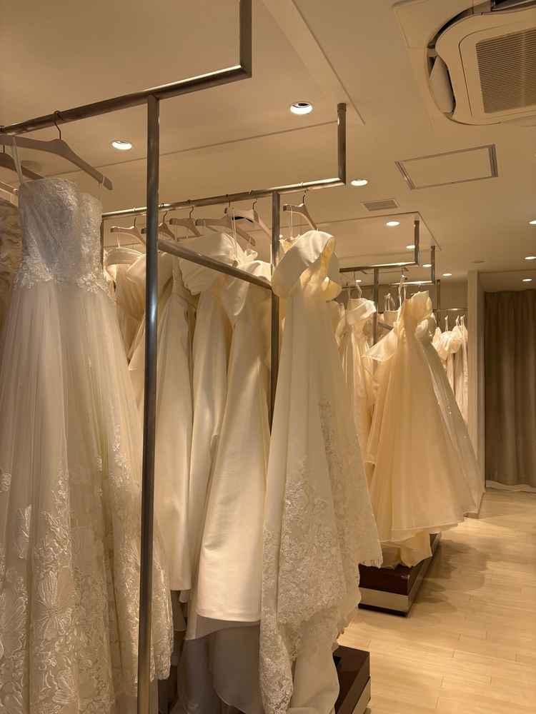 沢山の種類のドレスが置いてあり、形やデザインも様々で可愛かったです。