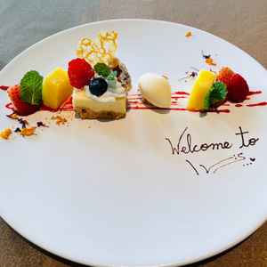 デザートにレモンケーキとパイナップルケーキをいただきました。メッセージが嬉しかったです。