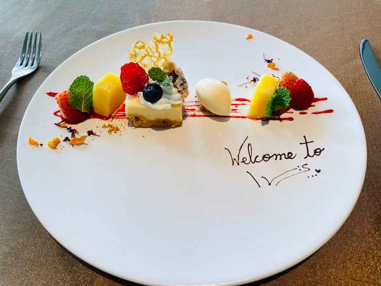 デザートにレモンケーキとパイナップルケーキをいただきました。メッセージが嬉しかったです。