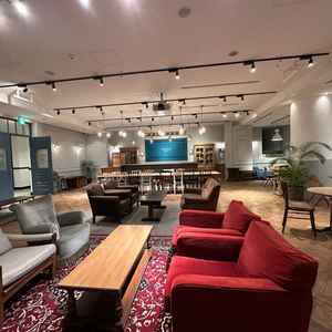 ゲスト控室も広くておしゃれな空間で、レイアウトや装飾も自由自在に変えられるのが魅力的でした。