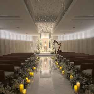 照明の調節ができ、新郎新婦それぞれの入場にあわせて雰囲気が変わるとの説明があり、良かった！