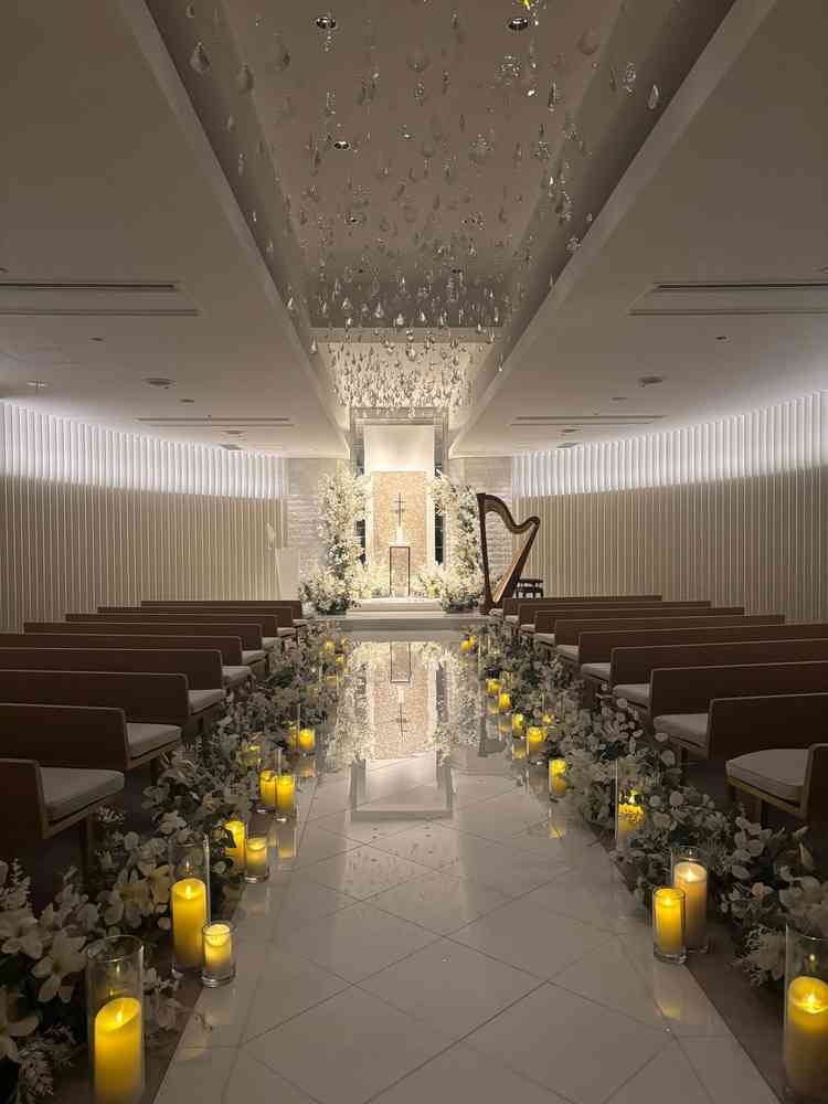 照明の調節ができ、新郎新婦それぞれの入場にあわせて雰囲気が変わるとの説明があり、良かった！