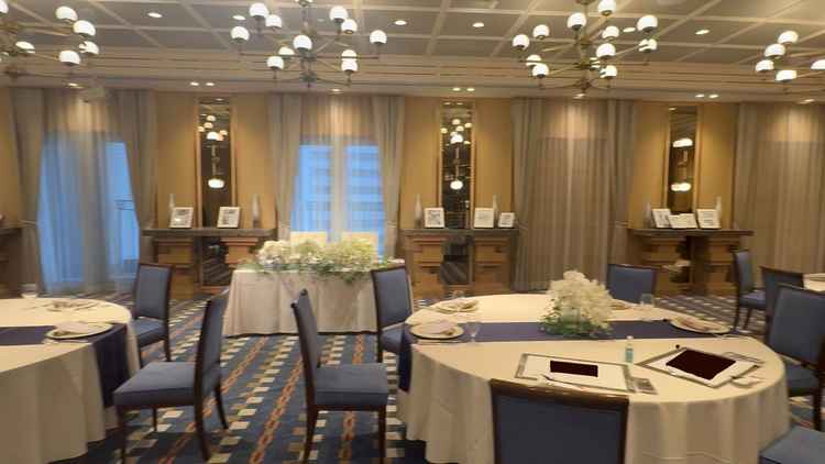 試食会で使用した方の少人数向け会場。白と青を基調としたコーディネートがとても素敵だった。